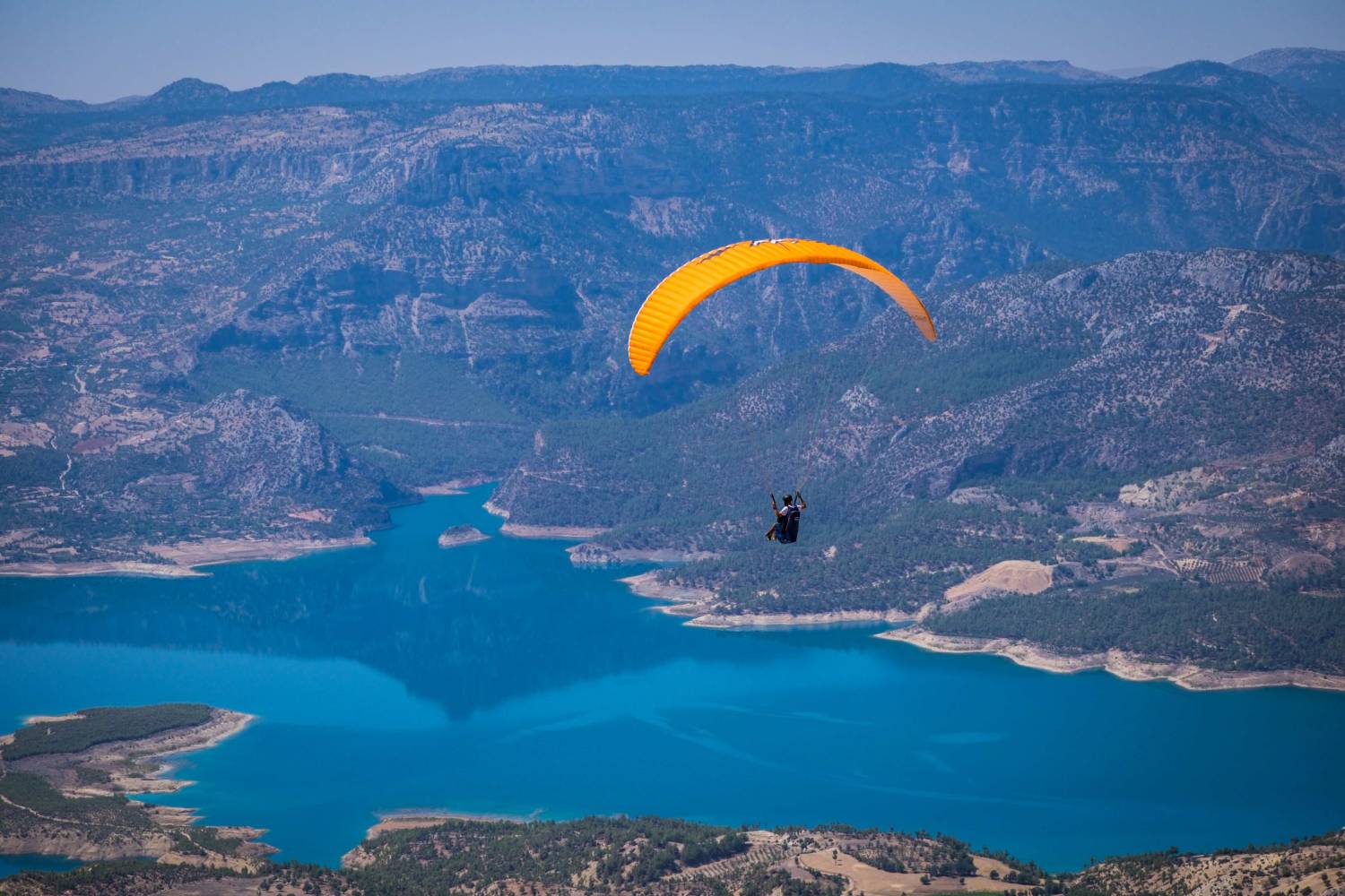 ermenek-yamac-parasutu-deneyimi Kapadokya'nın eşsiz peri bacaları ve sıcak hava balonları üzerinde gün doğumunda tandem yamaç paraşütü