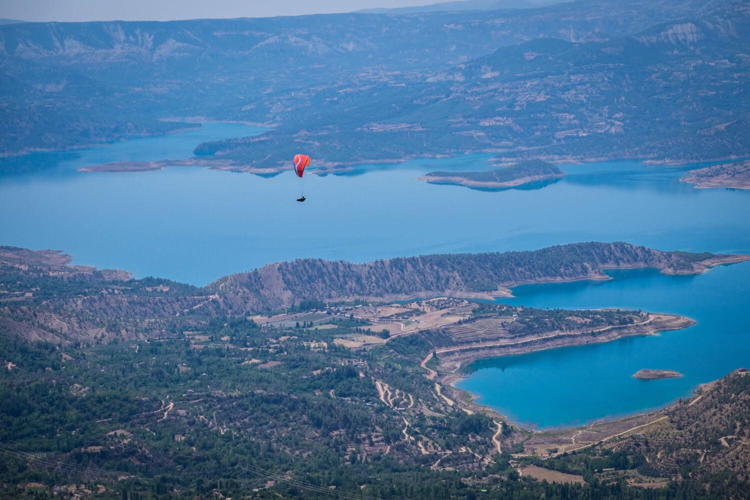 Turkuaz renkli Ölüdeniz lagünü ve Akdeniz kıyıları üzerinde yamaç paraşütü deneyimi